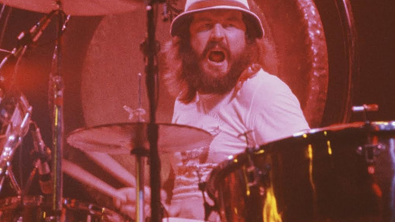 John Bonham do Led Zeppelin tem monumento que reúne fãs em sua cidade natal