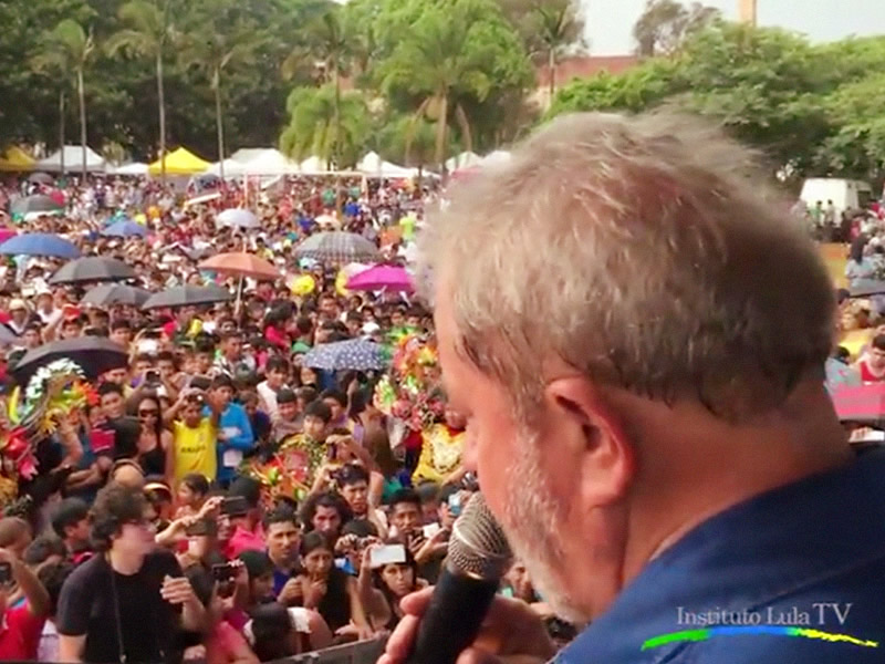 Lula visita feira boliviana em São Paulo e festeja posse de Evo Morales com o povo