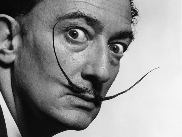 O surrealista Salvador Dalí chega ao Brasil