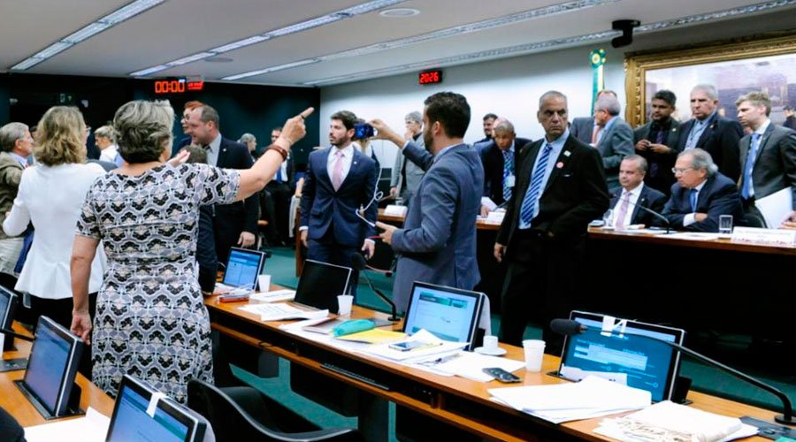 Em meio a tumulto, assessora de Guedes mandou encerrar a sessão da CCJ e foi retida pela polícia legislativa