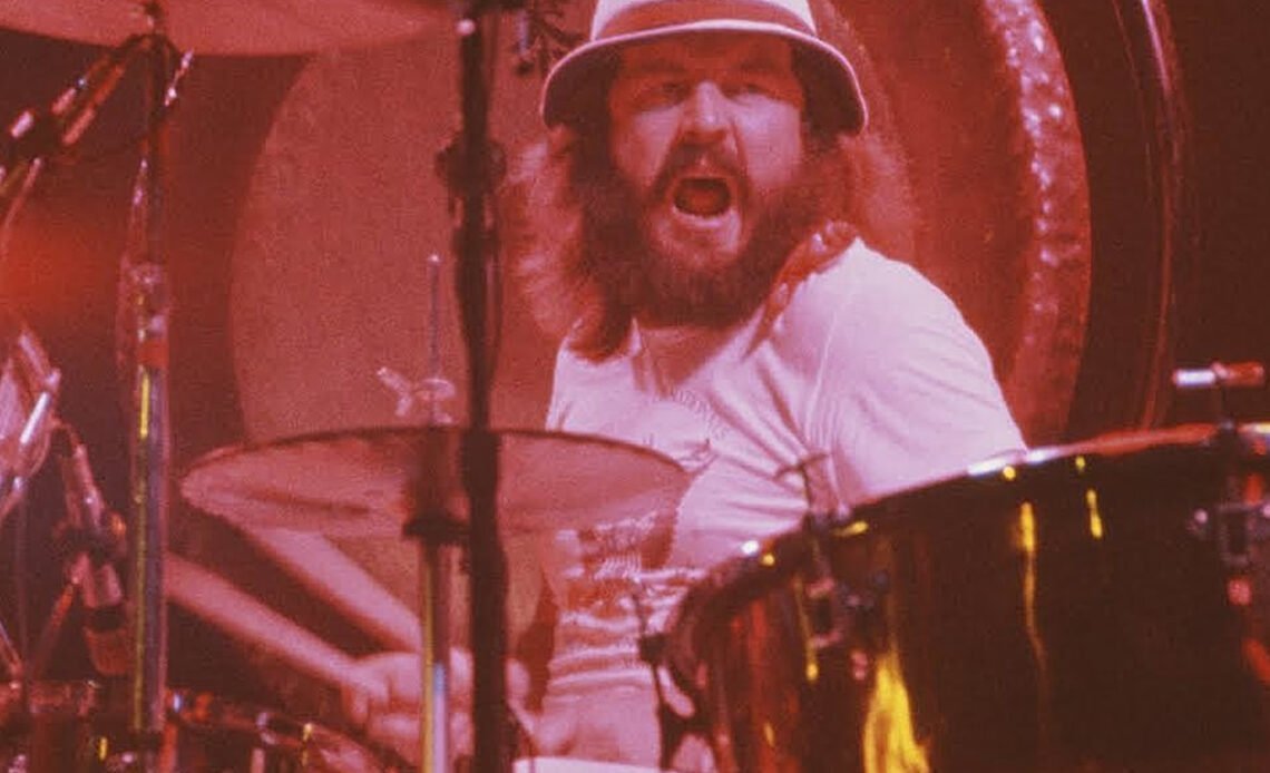 John Bonham do Led Zeppelin tem monumento que reúne fãs em sua cidade natal