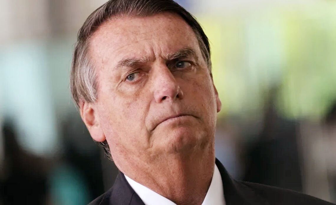 Bolsonaro indiciado pela PF: Joias e cartão de vacinação falsificados